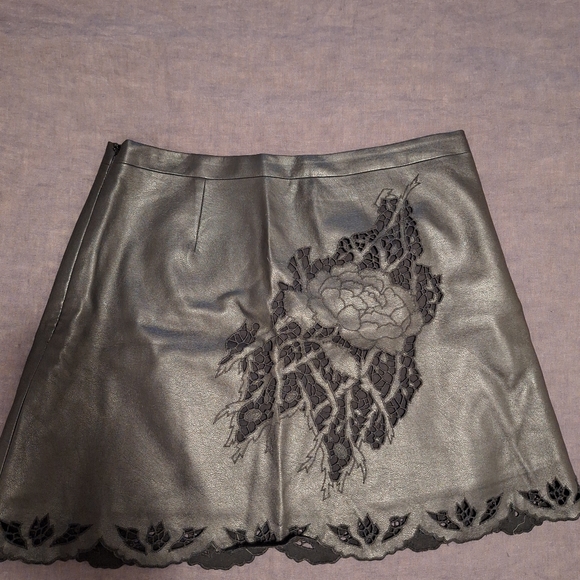 Mini skirts - Picture 3 of 3